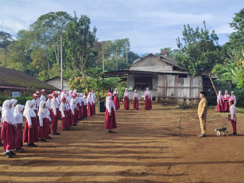 PELAKSANAAN UPACARA BENDERA